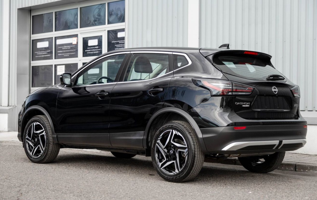 Nissan Qashqai сзади сбоку